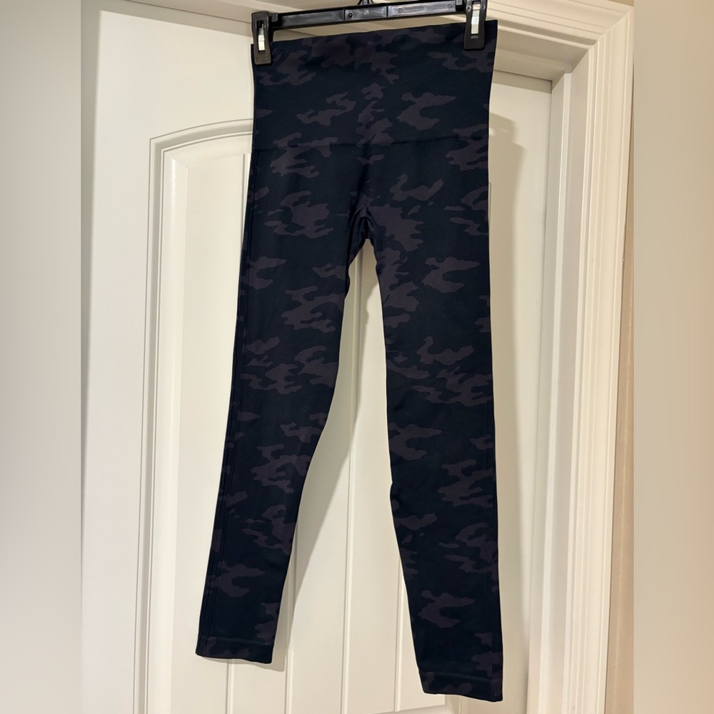 SPANX Camo High Rise Shaping Leggings Size Medium Sculpting Athleisure